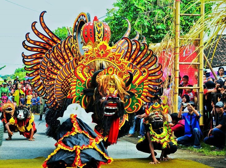 Kesenian barong mengiringi arak-arakan pengantin di Desa Adat Osing Kemiren, Banyuwangi, Jawa Timur. (ANTARA FOTO/Budi Candra Setya)