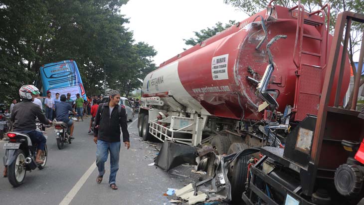Bus Mudik Gratis Kemenkes Tabrak Truk Tangki Pertamina 