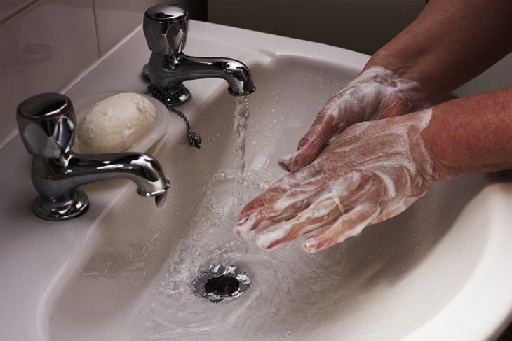 Hand sanitizer dan mencuci tangan membuat kulit dan kuku kering dan rapuh. (Foto: pixabay/leonariel)