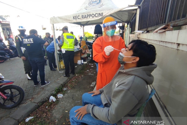 Suasana tes antigen COVID-19 on the road (dijalanan) dilaksanakan tim Satgas di perbatasan Kota Makassar-Kabupaten Gowa, Sulawesi Selatan. ANTARA/Darwin Fatir.