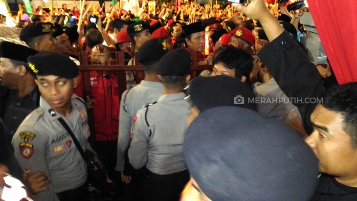 Kedatangan Gus Ipul ke KPUD Jatim Ricuh, Simpatisan dan Polisi Saling Dorong