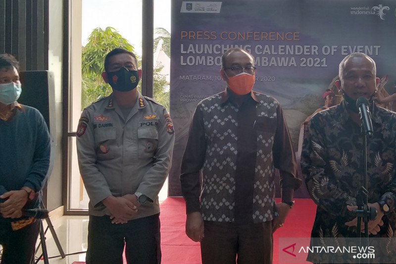 Sekretaris Daerah Provinsi NTB, H Lalu Gita Ariadi (kedua kanan) didampingi Deputi Bidang Pemasaran Regional 1 Kementerian Pariwisata dan Ekonomi Kreatif, Taufik Hidayat (kanan) Kepala Dinas Pariwisata NTB, Lalu Moh Faozal (kiri) dan Direktur Pamobvid Polda NTB, Kombes Pol Abi Darrin (kedua kiri) saat peluncuran Calendar of Event atau kalender acara pariwisata NTB 2021 dan business gathering pelaku pariwisata di Mataram, Kamis (10/12/2020). ANTARA/Nur Imansyah.