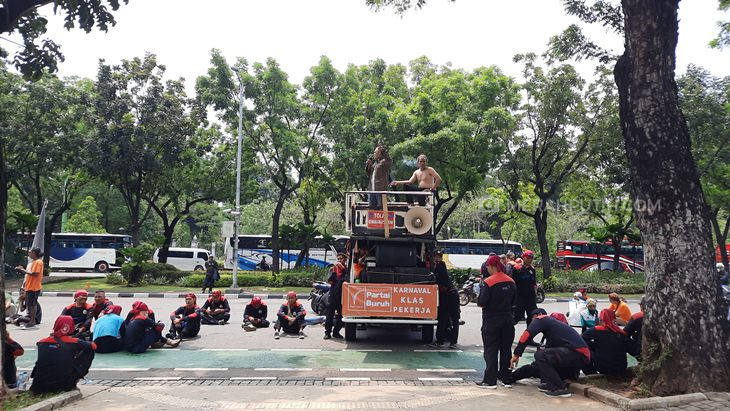 Buruh Sampaikan 3 Tuntutan Tolak Kenaikan BBM di Depan Kantor Anies