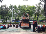 Buruh Sampaikan 3 Tuntutan Tolak Kenaikan BBM di Depan Kantor Anies