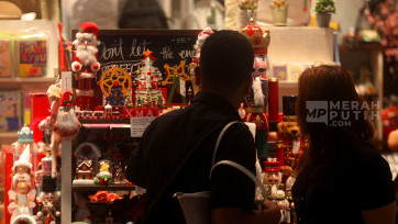Warga Mulai Berburu Pernak-pernik Hiasan Jelang Perayaan Natal