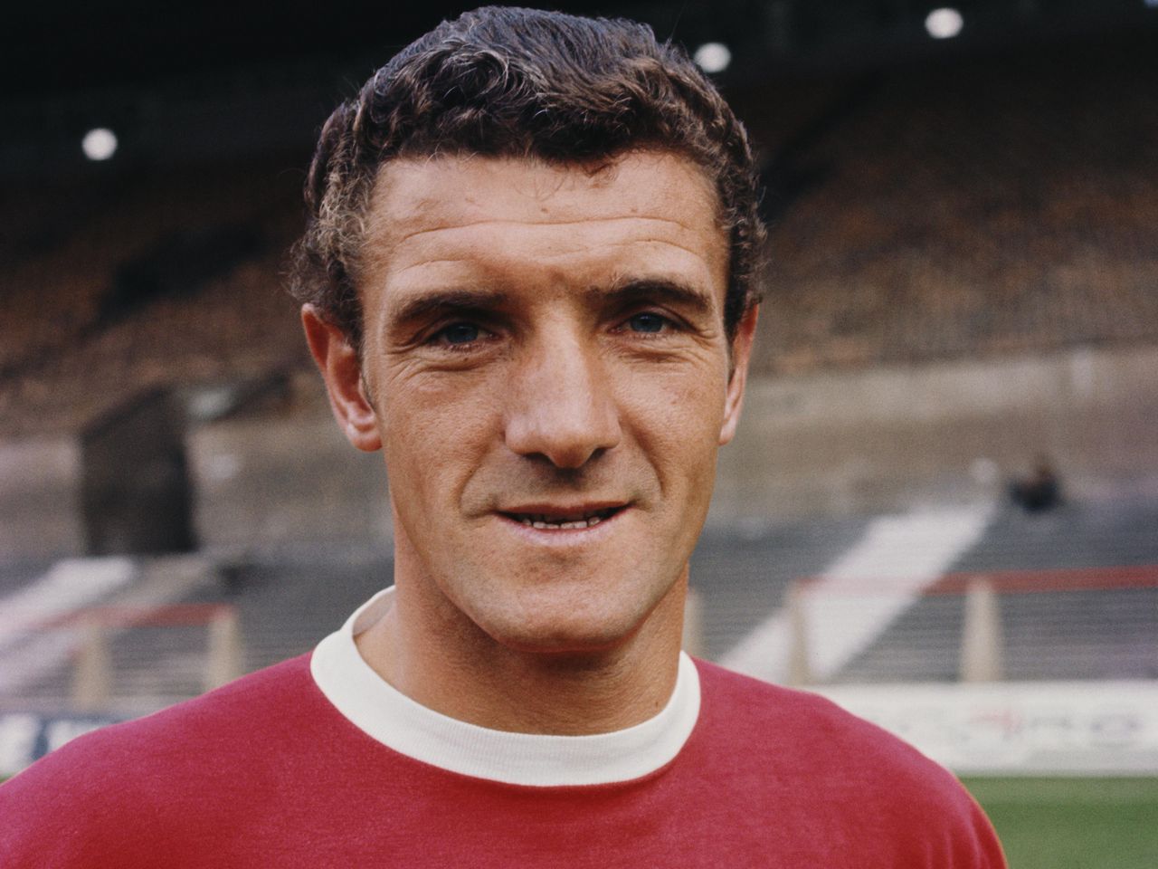 25-november-memperingati-hari-apa-1-ikon-sepak-bola-dan-2-legenda-mu-berpulang