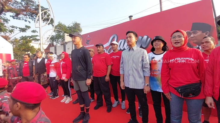 Pakai Baju Garis Hitam Putih, Gibran Dampingi Ganjar Lepas Jalan Sehat 45.000 Kader