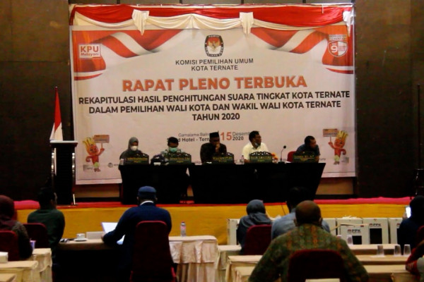 Komisi Pemilihan Umum (KPU) Kota Ternate, Maluku Utara, Rabu sore (16/12), menetapkan Pasangan Calon Nomor Urut 2 M. Tauhid Soleman dan Jasri Usman (TULUS) sebagai pemenang Pilkada Kota Ternate 2020. Pilkada Kota Ternate diikuti empat pasangan calon, dengan hasil perolehan suara yang ketat.  (Harmoko Minggu/Chairul Fajri/Edwar Mukti Laksana)