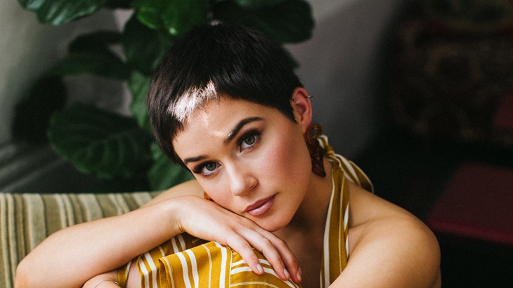 Tren potongan rambut pixie yang tetap stylish dan praktis. (Foto: Pexels/Rachel Claire)