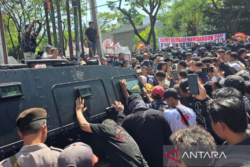 Massa Sudewa Rusuh di Tipikor Semarang, Rantis Bawa Terdakwa Eks Bupati Pati Dihadang 1,5 Jam