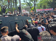 Massa Sudewa Rusuh di Tipikor Semarang, Rantis Bawa Terdakwa Eks Bupati Pati Dihadang 1,5 Jam