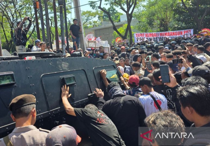Massa Sudewa Rusuh di Tipikor Semarang, Rantis Bawa Terdakwa Eks Bupati Pati Dihadang 1,5 Jam