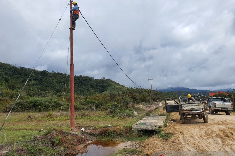 Pembangunan infrastruktur listri di daerah terpencil. (Foto: Antara)