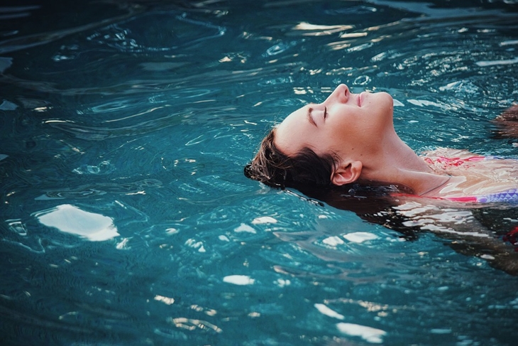 (Redakan dehidrasi dengan berenang. (Foto: Pixabay/Pexels)