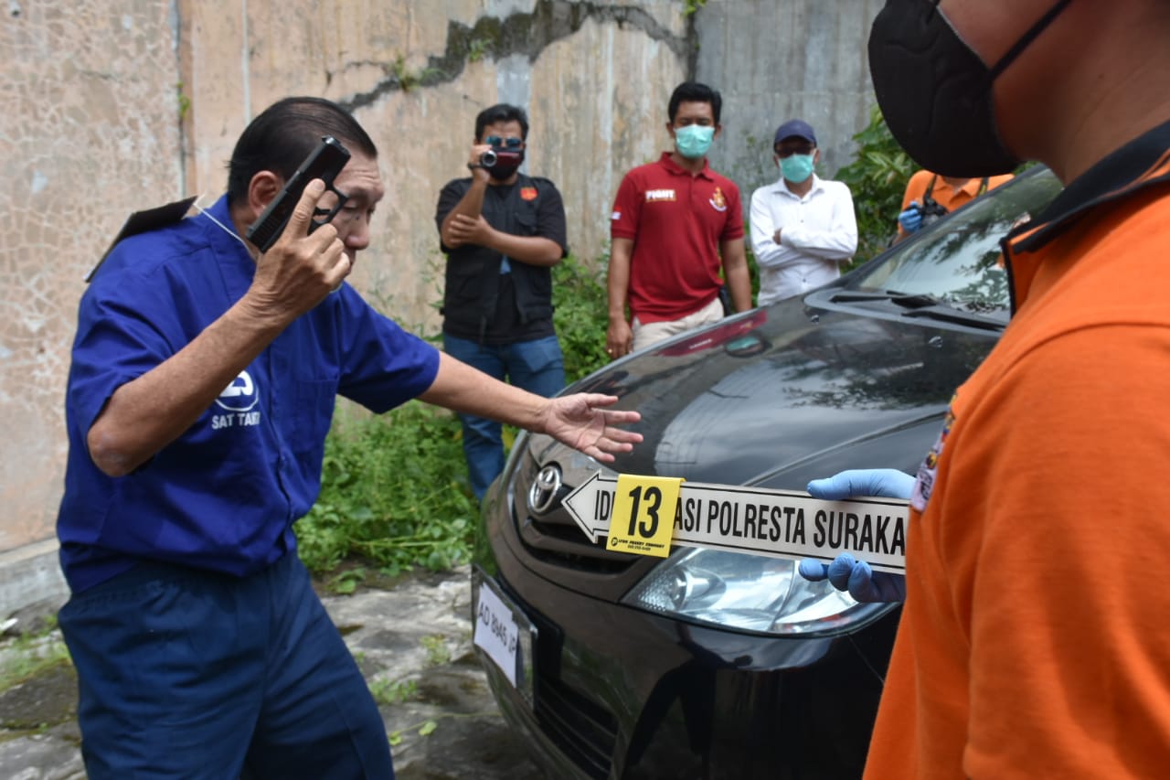 Polresta Surakarta, Jawa Tengah menggelar rekonstruksi kasus penembakan mobil Toyota Alphard bernopol AD-8945-JP di Solo Kamis (28/1). (MP/Ismail)