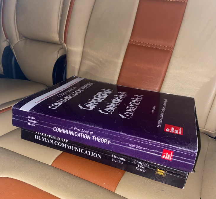Buku-buku kuliah selalu siap di kendaraan. (Foto MP)