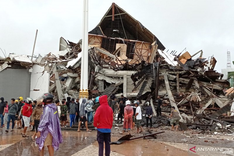 Warga mengamati Gedung Kantor Gubernur Sulawesi Barat yang rusak akibat gempa bumi, di Mamuju, Sulawesi Barat, Jumat (15/1/2021). ANTARA FOTO/Akbar Tado/wpa/hp. (ANTARA FOTO/AKBAR TADO)