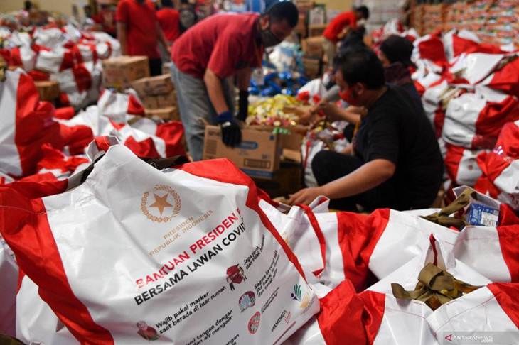 Pekerja mengemas paket bantuan sosial (bansos) di Gudang Food Station Cipinang, Jakarta, Rabu (22/4/2020). ANTARA FOTO/M Risyal Hidayat/aww (ANTARA FOTO/M RISYAL HIDAYAT)