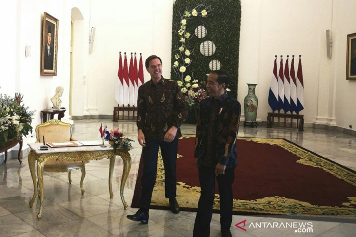 PM Belanda Mark Rutte dan Presiden Jokowi menuju ruang pertemuan usai mengisi buku tamu di Istana Kepresidenan Bogor, Senin (7/10/2019). (Foto: AntaAgus Salim)