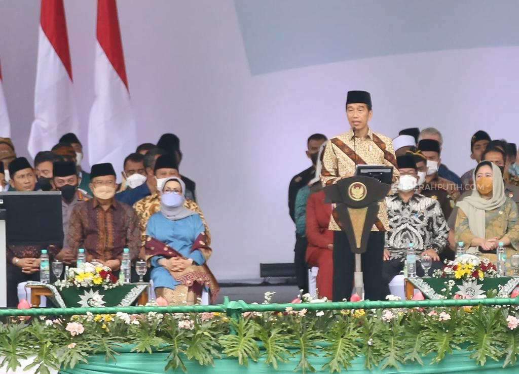 Presiden Jokowi membuka Muktamar ke-48 Muhammadiyah dan Aisyiah di Stadion Manahan Solo, Jawa Tengah, Sabtu (19/11). (MP/Ismail)