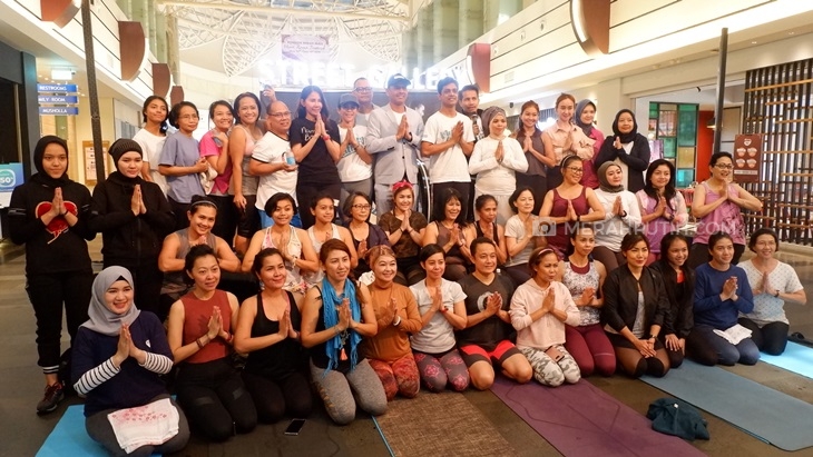 Bikin Rileks, Klub Yoga Ini Adakan Sesi Yoga Gratis di Pusat Perbelanjaan 
