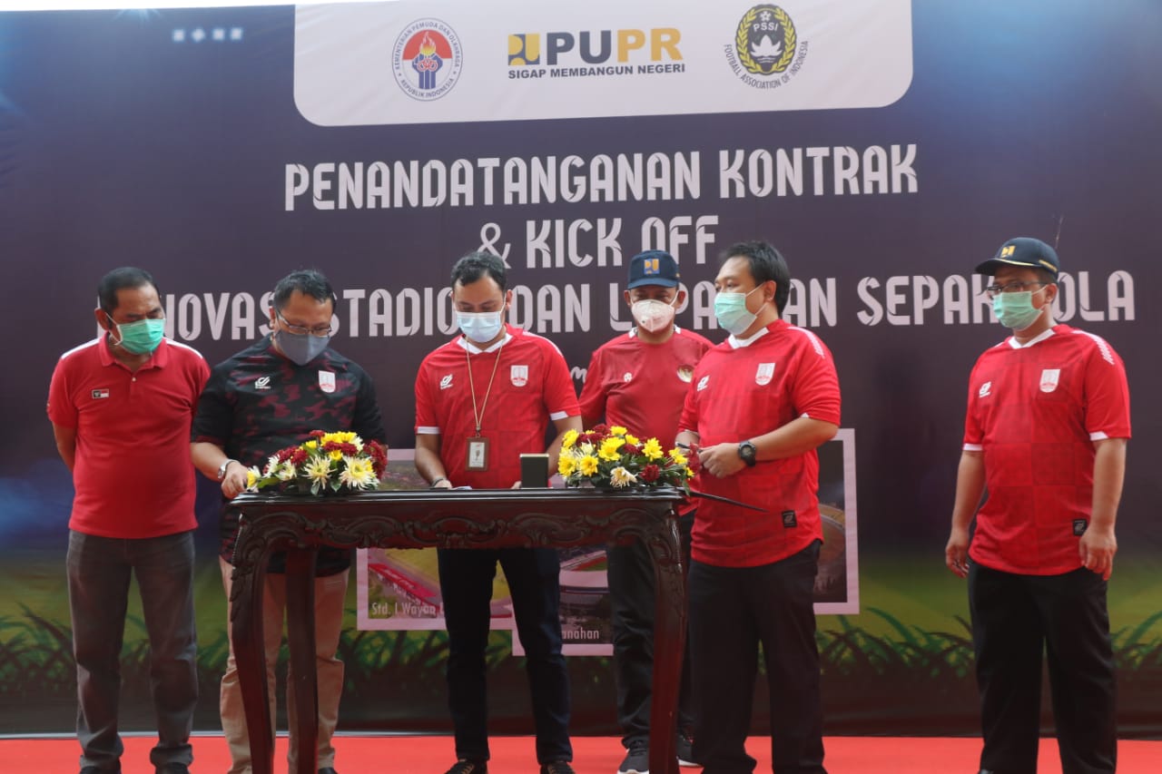  Kemen PUPR melakukan tandatangan kontrak renovasi lapangan latihan Piala Dunia U-20 di Stadion Manahan Solo, Jumat (6/11). (MP/Ismail)