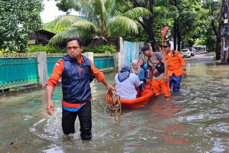 Warga Joglo Dijemput Perahu Karet saat Ingin Nyoblos di TPS