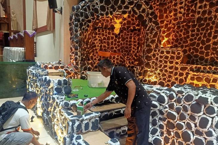 Panitia Natal 2019 Gereja Santo Yoseph Matraman, Jakarta Timur sedang merampungkan pembuatan diorama kelahiran Yesus Kristus, Senin (23/12/2019). (ANTARA/Andi Firdaus)