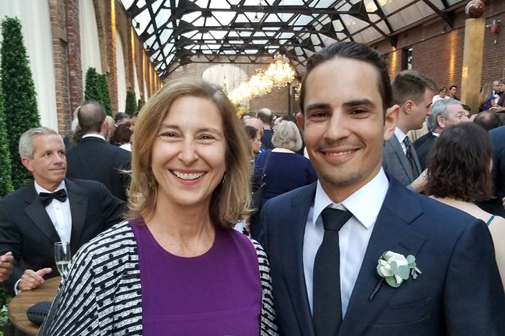 Phillip Jacobson dan ibunya Elizabeth (kiri). (Foto: mongabai.com)