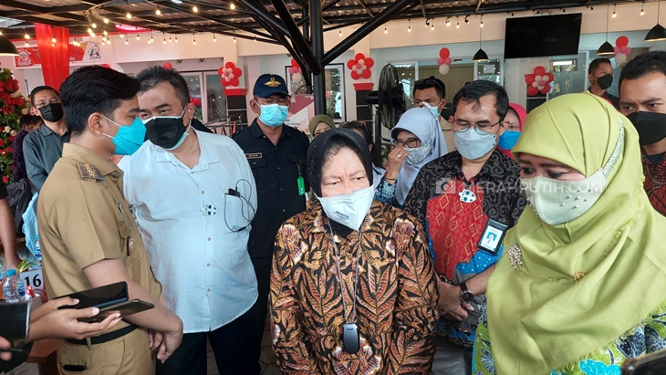 Menteri Sosial Tri Rismaharini saat kunjungan kerja di Solo, Jawa Tengah, Senin (30/8). (MP/Ismail)
