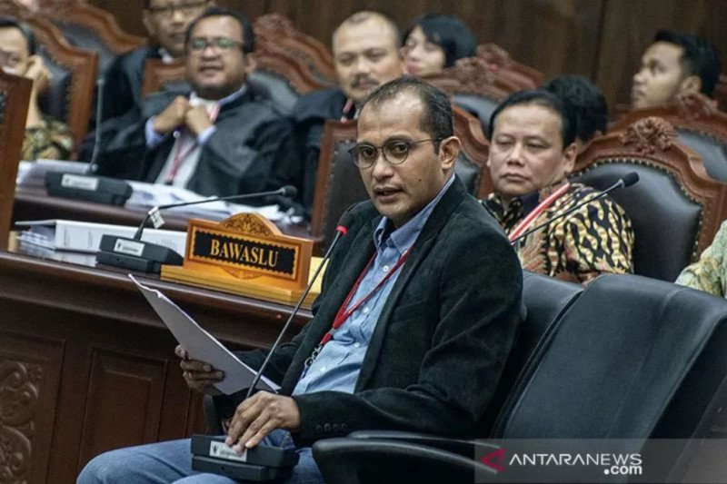 Wakil Menteri Hukum dan HAM Edward Omar Syarief Hiariej saat menjadi saksi ahli dalam sidang Perselisihan Hasil Pemilihan Umum (PHPU) presiden dan wakil presiden di Gedung Mahkamah Konstitusi, Jakarta, Jumat (21/6/2019). Sidang tersebut beragendakan mendengar keterangan saksi dan ahli dari pihak terkait yakni paslon nomor urut 01 Joko Widodo (Jokowi)-Ma'ruf Amin. (ANTARA FOTO/Aprillio Akbar/hp/aa)