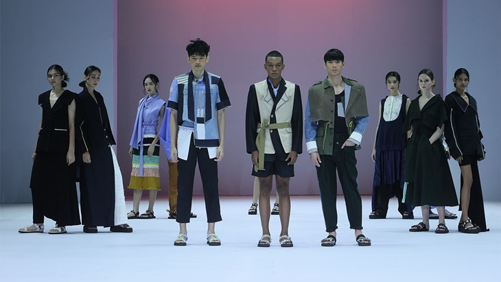 Rajut Kegetiran Hidup Van Gogh dari Produk Daur Ulang di Jakarta Fashion Week 2022