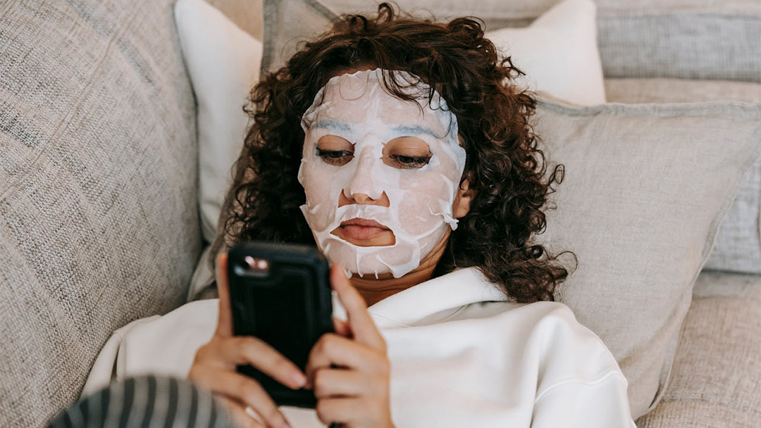 Tidur dengan Masker Menempel di Wajah tak Membuat Kulit Lebih Sehat Malah Merugikan, Pantang Dilakukan Nih