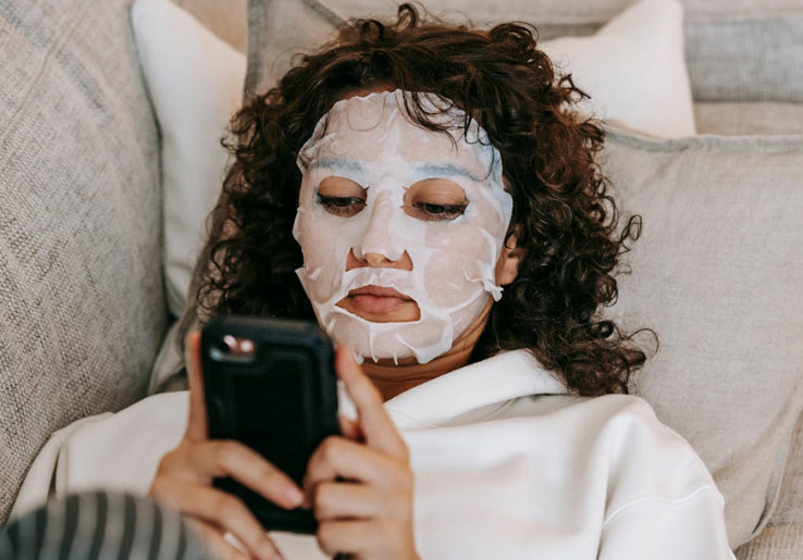 Tidur dengan Masker Menempel di Wajah tak Membuat Kulit Lebih Sehat Malah Merugikan, Pantang Dilakukan Nih