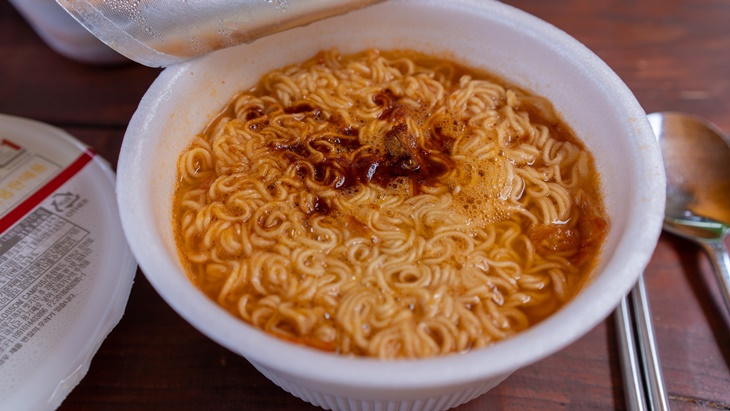 Konsisten Konsumsi Mie Instan, Anak Kos Masak Mie Tanpa Kompor