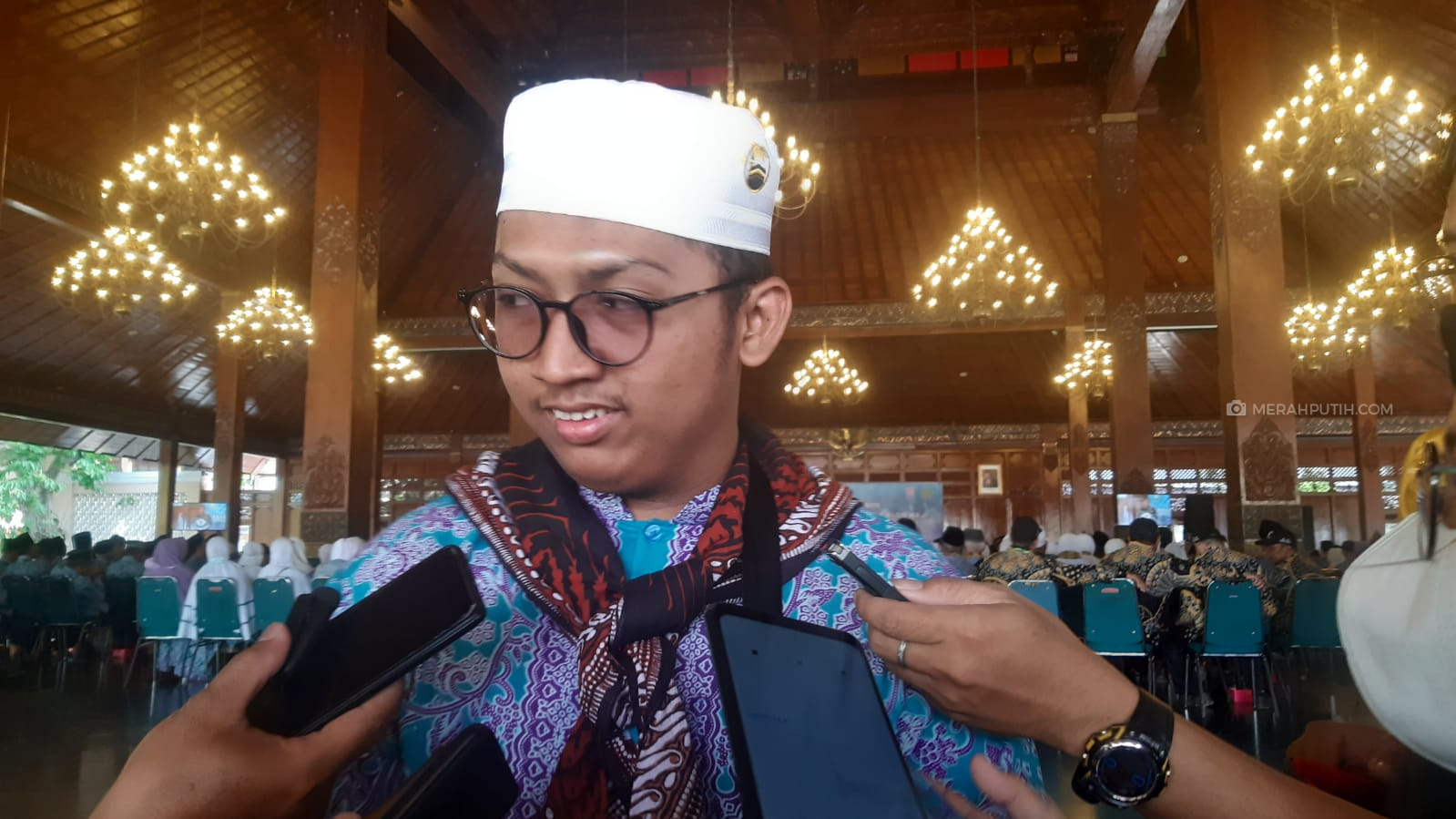 Kisah Nakata Firdaus, Calhaj Termuda Solo yang Gantikan Almarhumah Ibundanya