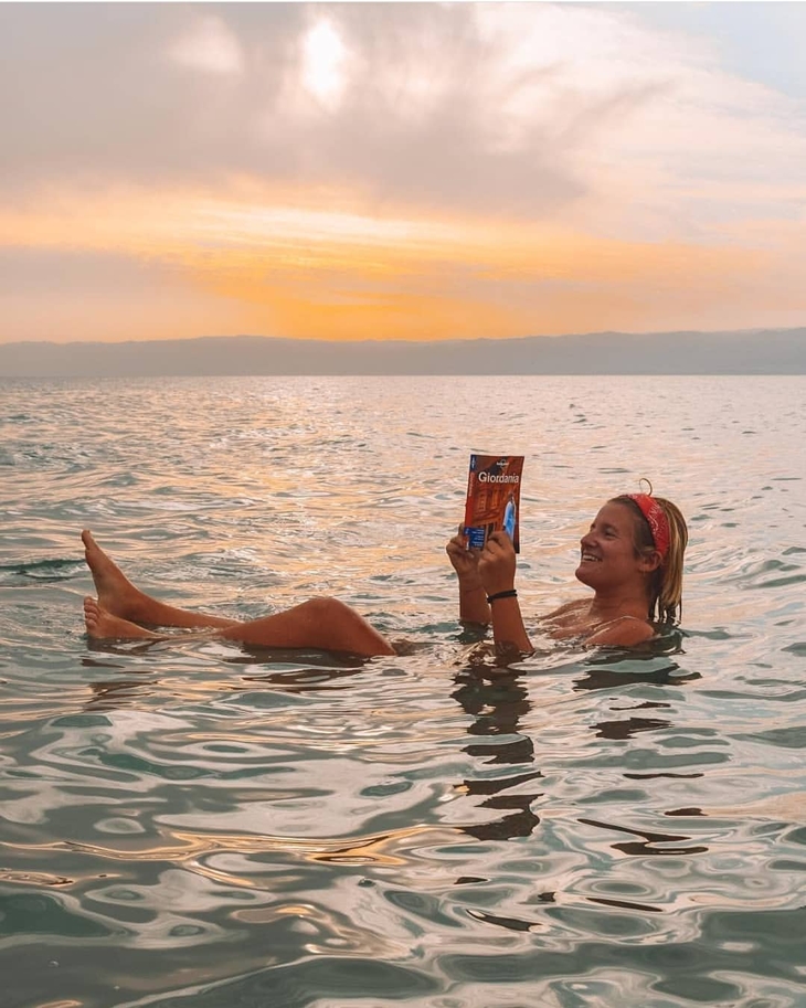Mengambang di Laut Mati. (Foto: instagram.com/jordan_journey)
