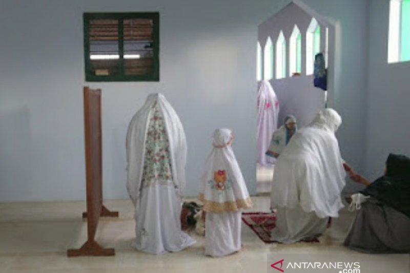 Jamaah Al Muhdlor mengikuti ibadah Shalat Id di Masjid Nur Muhammad, Desa Wates, Kecamatan Sumbergempol, Tulungagung, Jumat (22/5/2020) (Destyan Handri Sujarwoko)