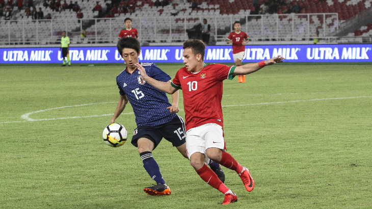 Pemain Timnas U-19 Egy Maulana (kanan) berebut bola dengan pesepak bola timnas Jepang U-19 Kawai Ayumu (kiri) (ANTARA FOTO/Dhemas Reviyanto)