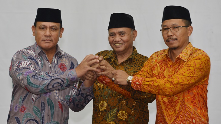 Ketua KPK Agus Rahardjo (tengah) berjabat tangan dengan Deputi Penindakan KPK Brigjen Pol Firli (kiri). (ANTARA FOTO/Wahyu Putro A)