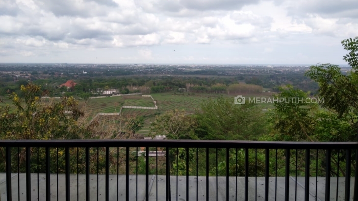 Menikmati Pemandangan Kota Cirebon dari Atas Bukit Gronggong