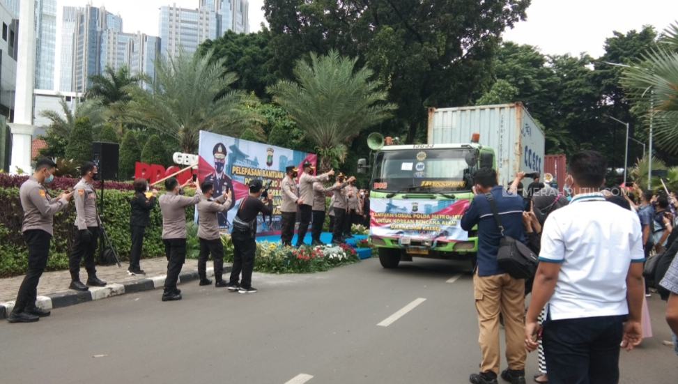 Polda Metro Kirim Bantuan Kemanusiaan untuk Pengungsi di Sulbar dan Kalsel