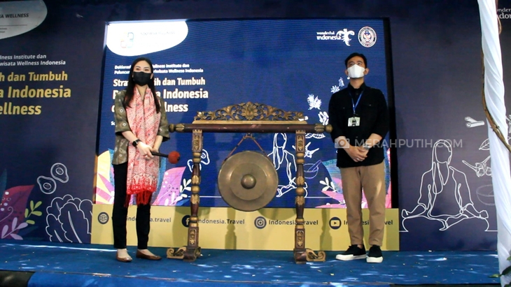 Wamenpektaf Angela Tanoesodibjo dan Wali Kota Gibran Rakabuming mengukuhkan Solo sebagai pilot project Wellness City di Indonesia, Jumat (19/11). (MP/Ismail)