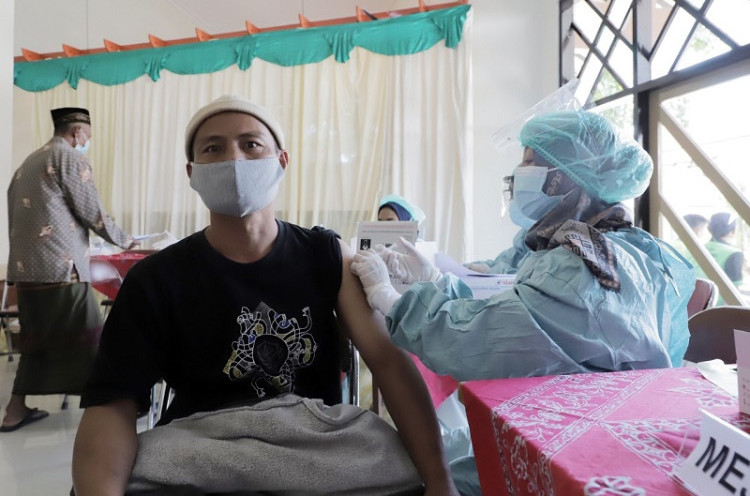 Jokowi Perintahkan Vaksinasi Booster Dilakukan di Tempat Interaksi Warga