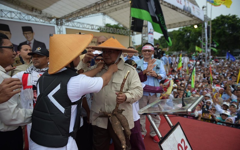 Seorang petani menyerahkan singkong kepada Prabowo