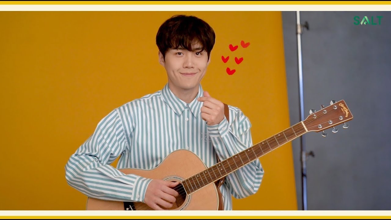 Kim Seon-ho berpose dengan gitar. (Foto Soompi)