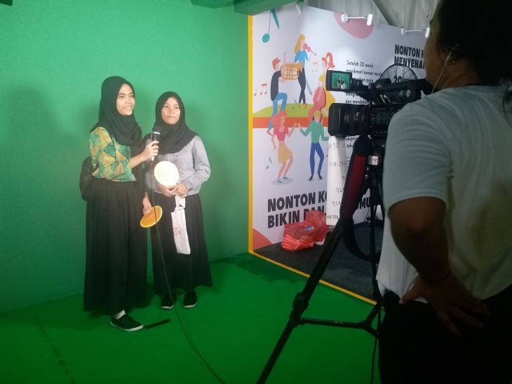 Dua orang anak yang datang ke Narasi Playfest 2018 (MP/Iftinafia Pradinantia)