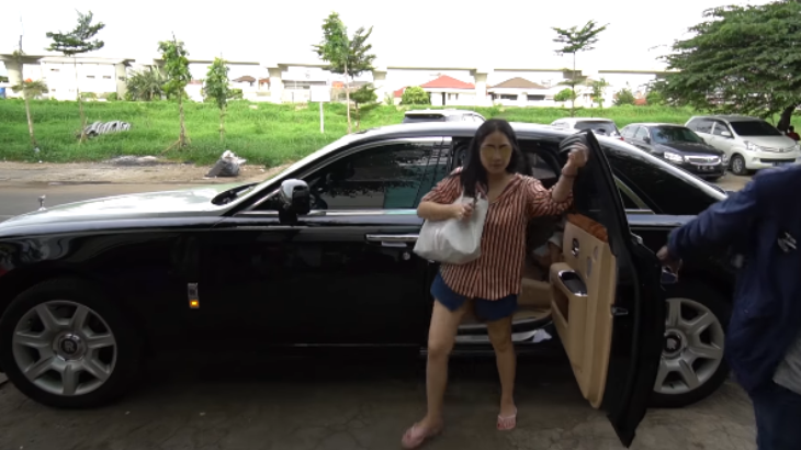 Nagita Slavina Beli Martabak Kendarai Rolls-Royce