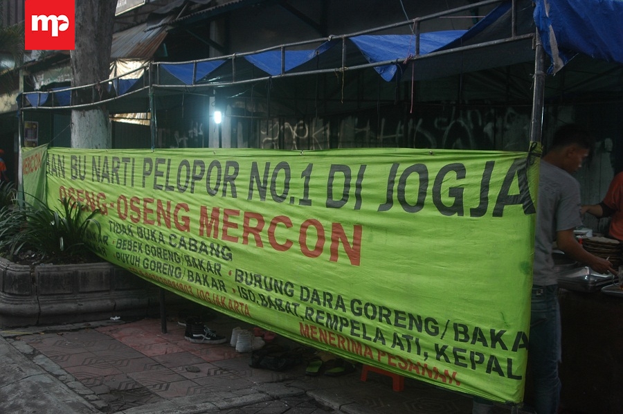 Rasakan Pedasnya Oseng-oseng Mercon Bu Narti