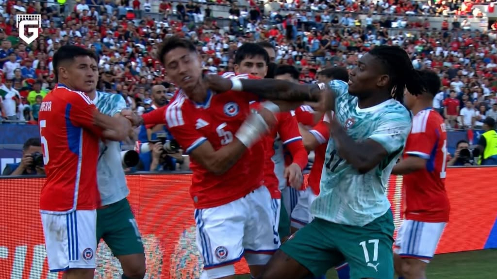 Bikin Ulah! Rafael Leao Diusir Wasit usai Pukul Wajah Pemain di Laga Portugal vs Chile